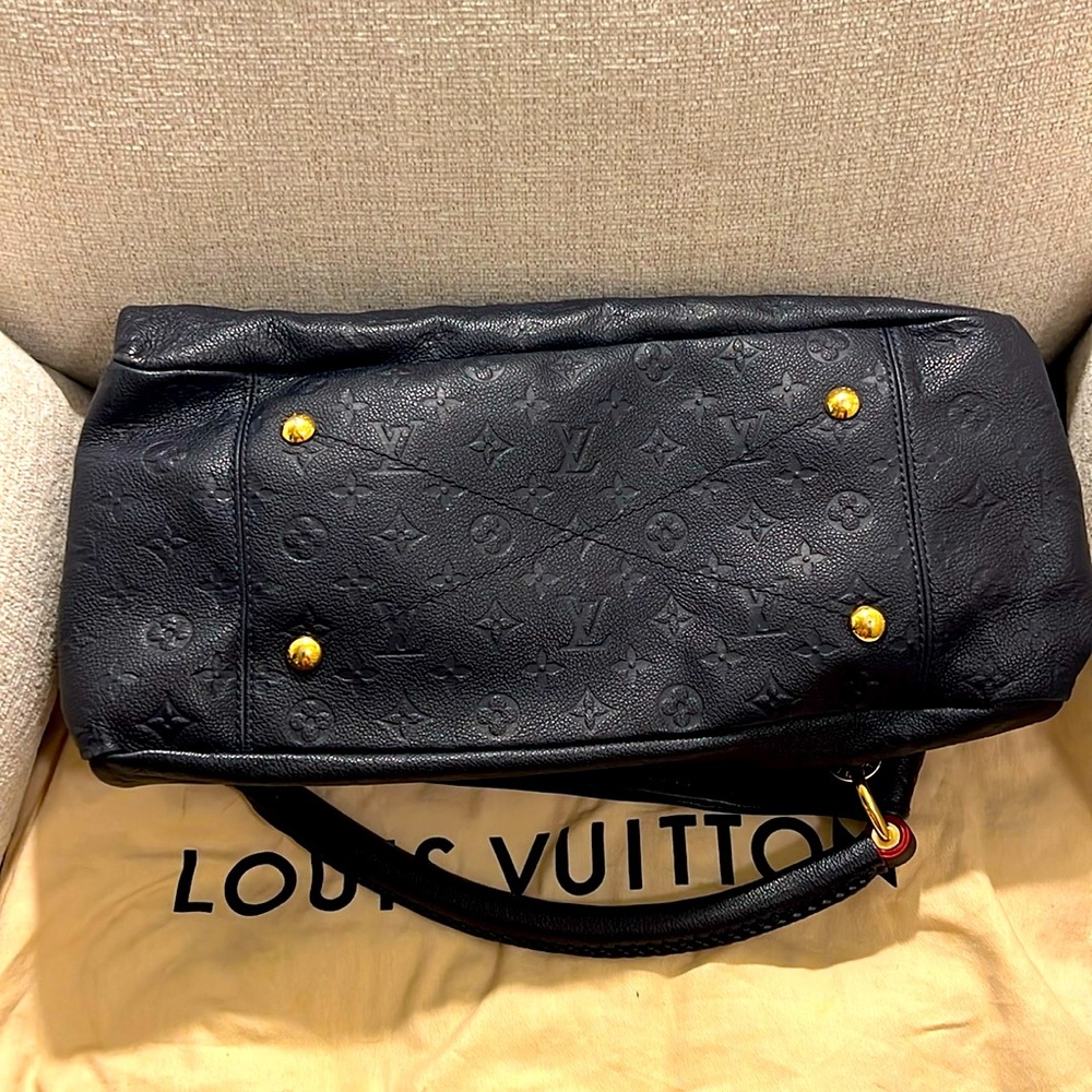 Louis Vuitton Leather Artsy MM Handbag in Navy - Picture 4 of 16